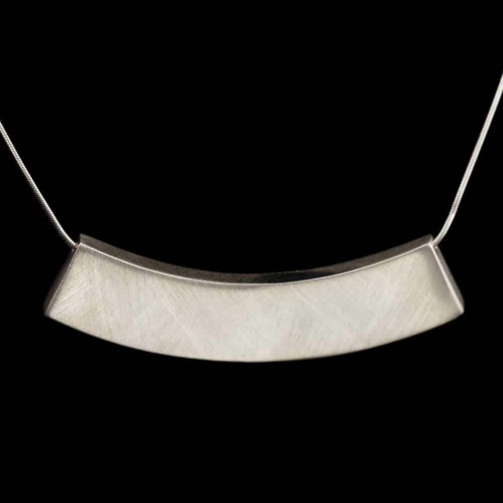 Zilveren ketting met een strakke en lange hanger