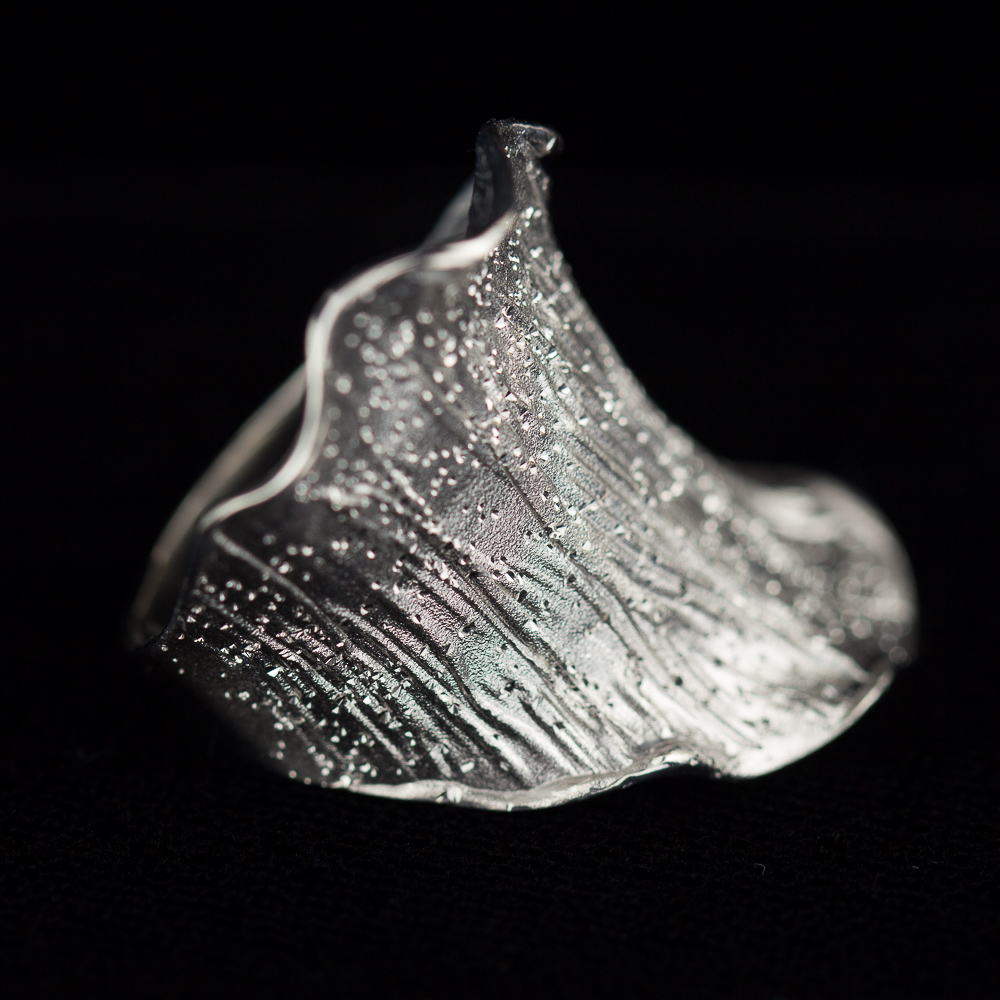 Zilveren ring, breed en gediamanteerd