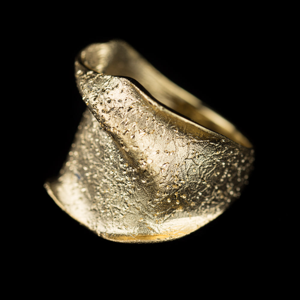 Vergulde ring, smal en gediamanteerd