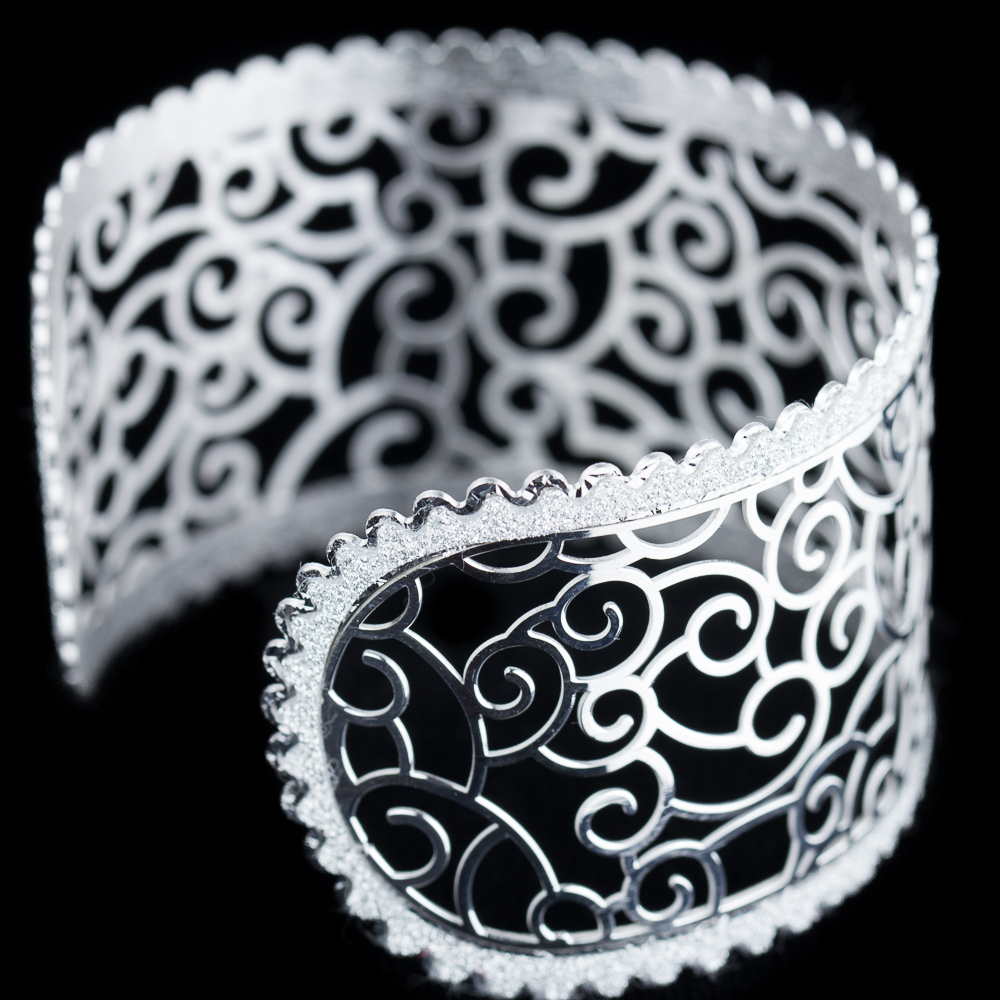 Zilveren slavenarmband, bewerkt en glinsterend