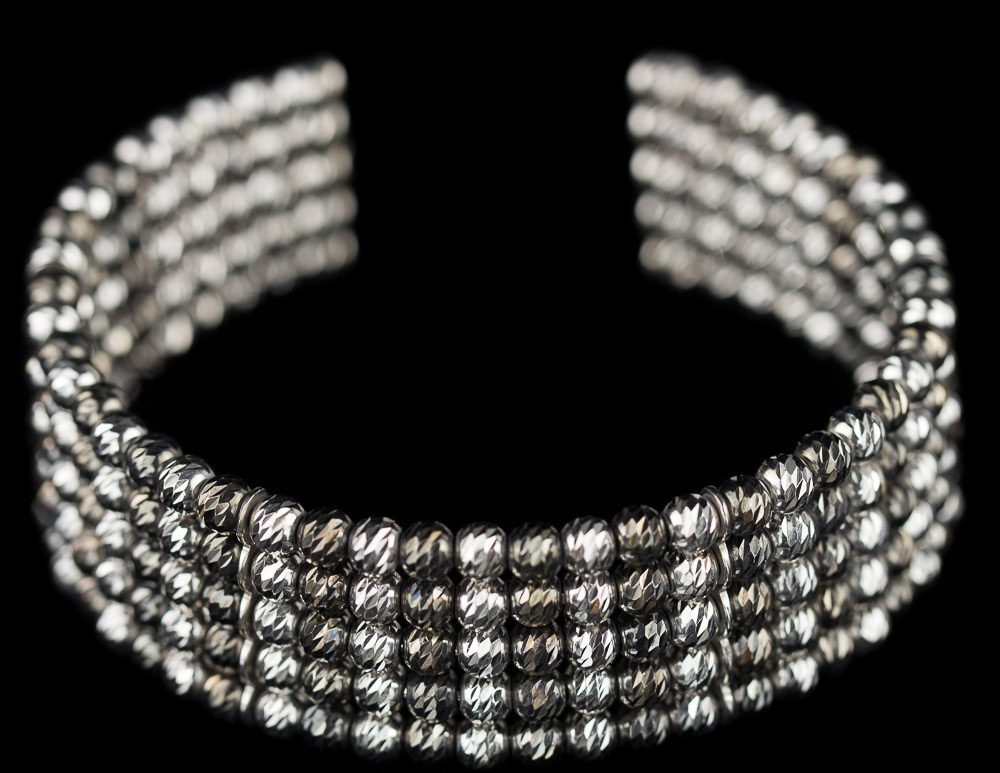 Zilveren en grijze bolletjes slavenarmband