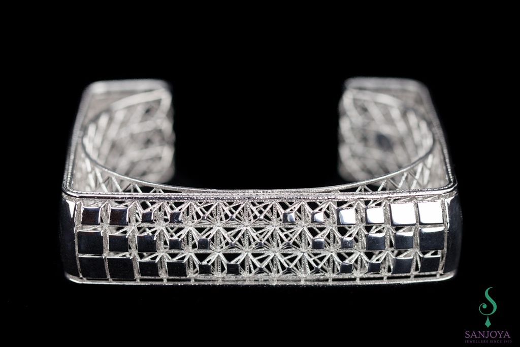 Bewerkte en vierkante slavenarmband