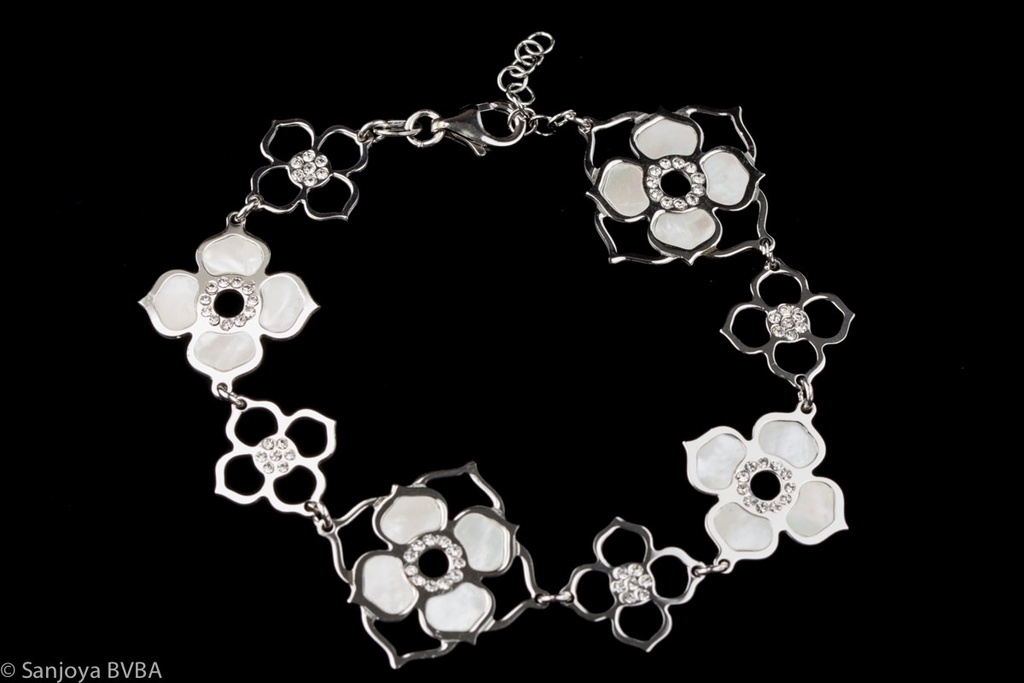 Bloemetjes armband van zilver, parelmoer en zirkonia