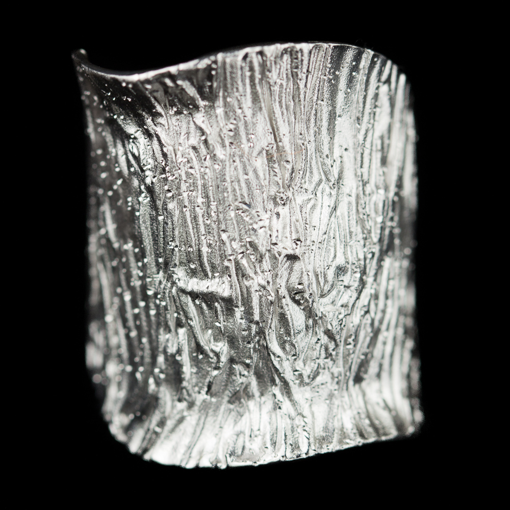 Zilveren ring, licht golvend en gediamanteerd