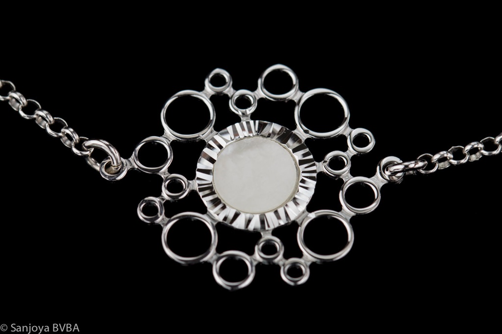 Zilver armbandje met een parelmoeren cirkeltje