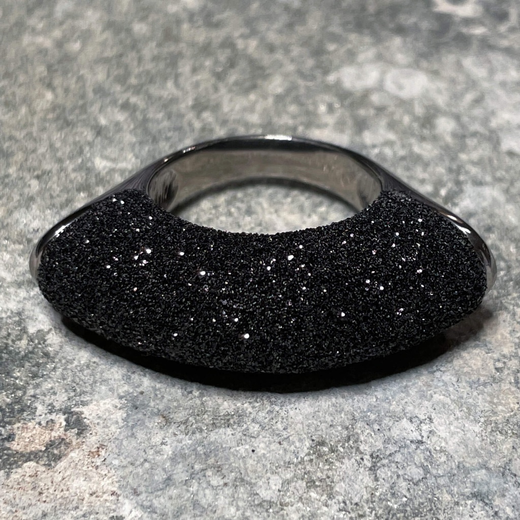 Schitterende en langwerpige zwarte ring van zilver