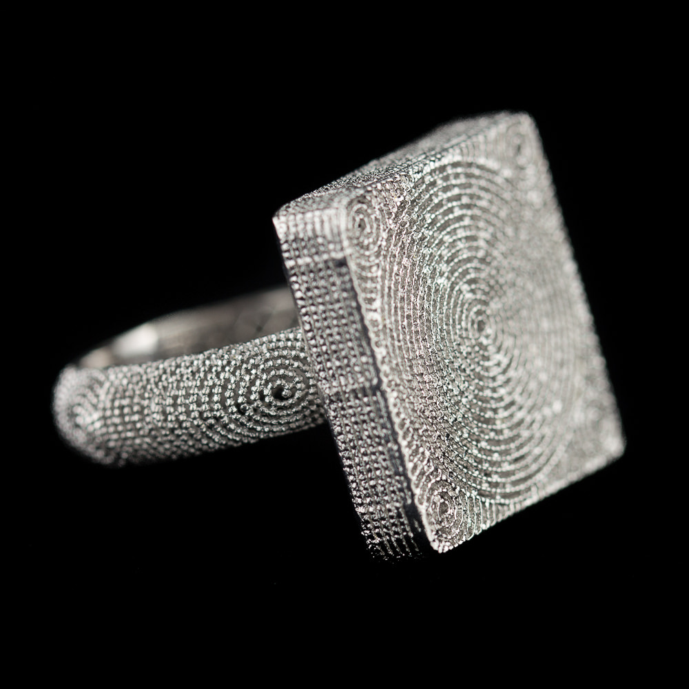 Fijn bewerkte vierkantvormige ring van zilver