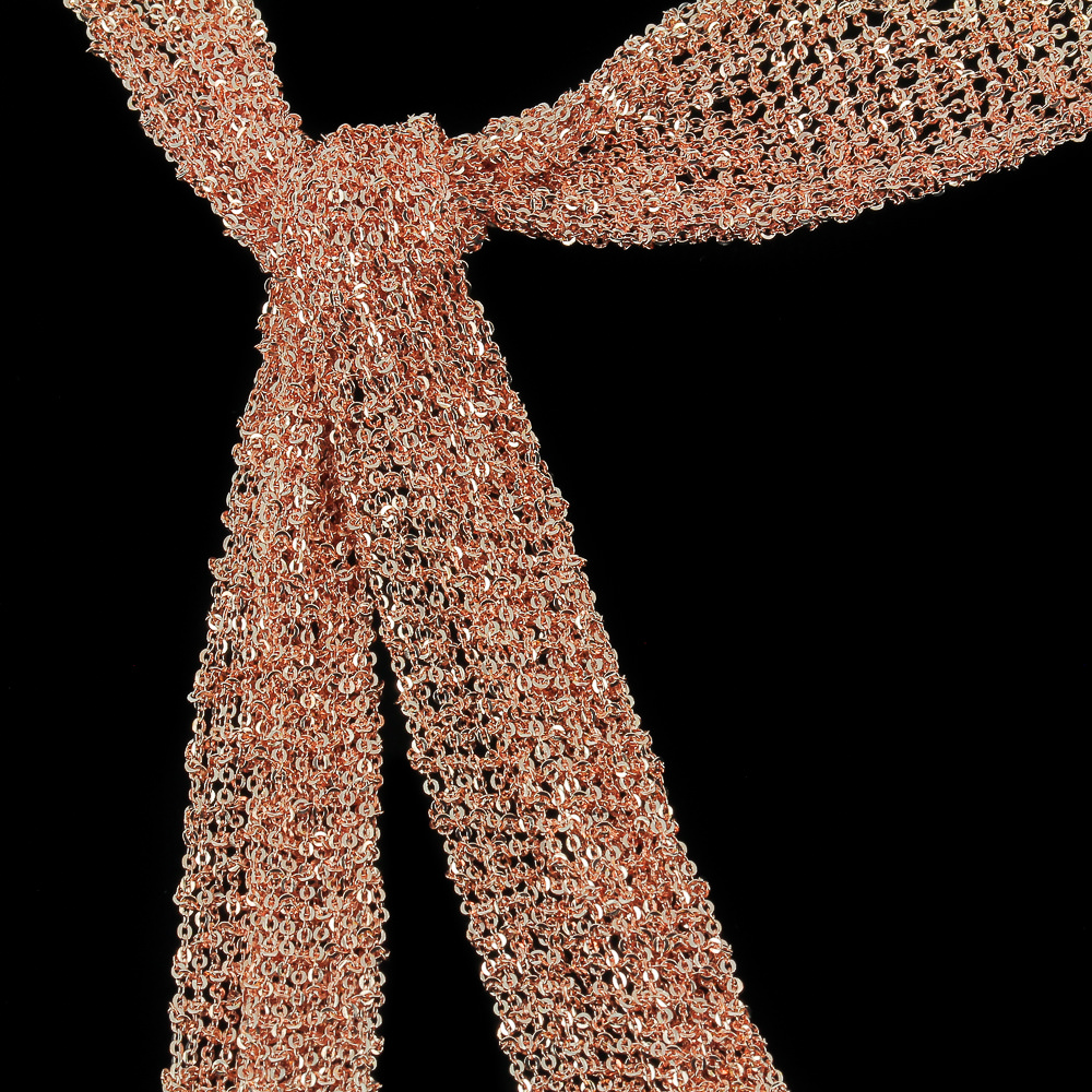 Rosé sjaal van verweven kettinkjes