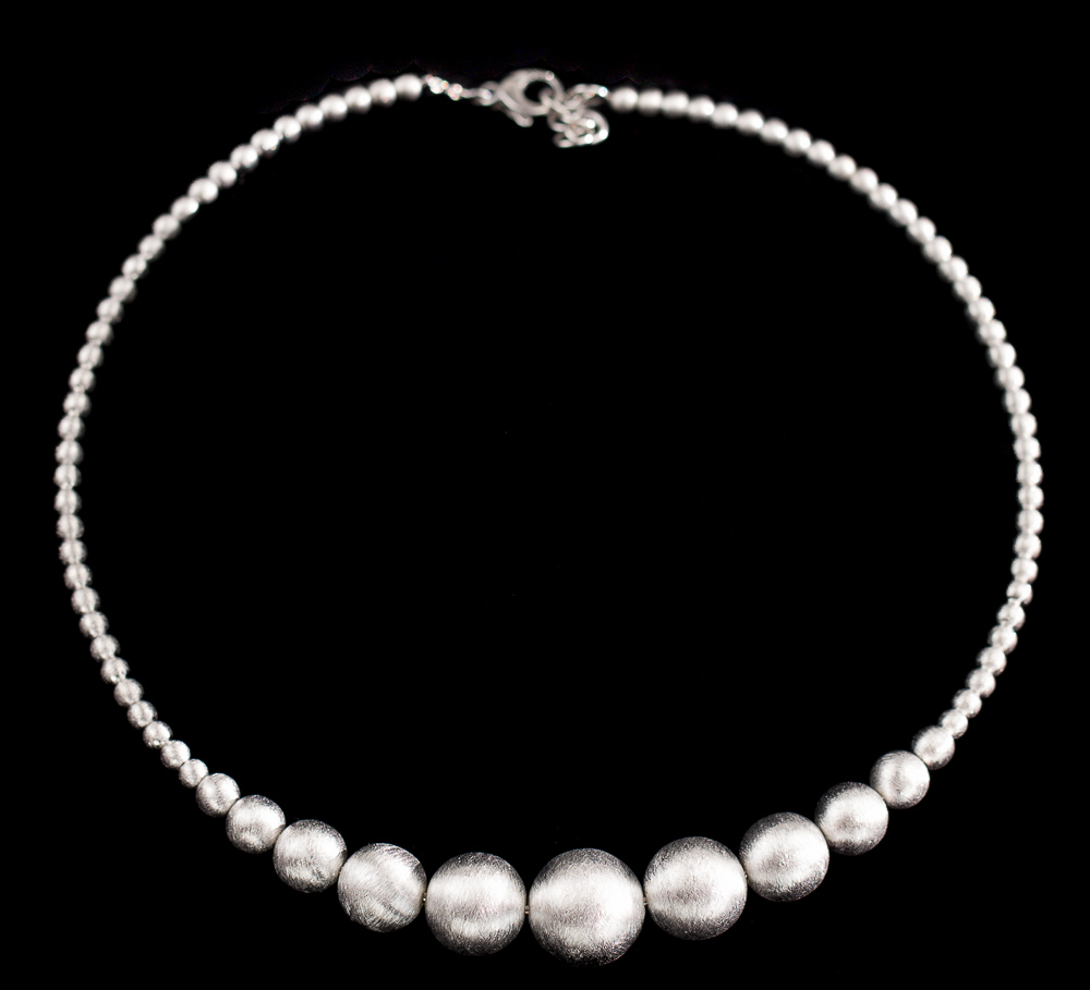 Zilveren collier van kleinere en grotere bolletjes