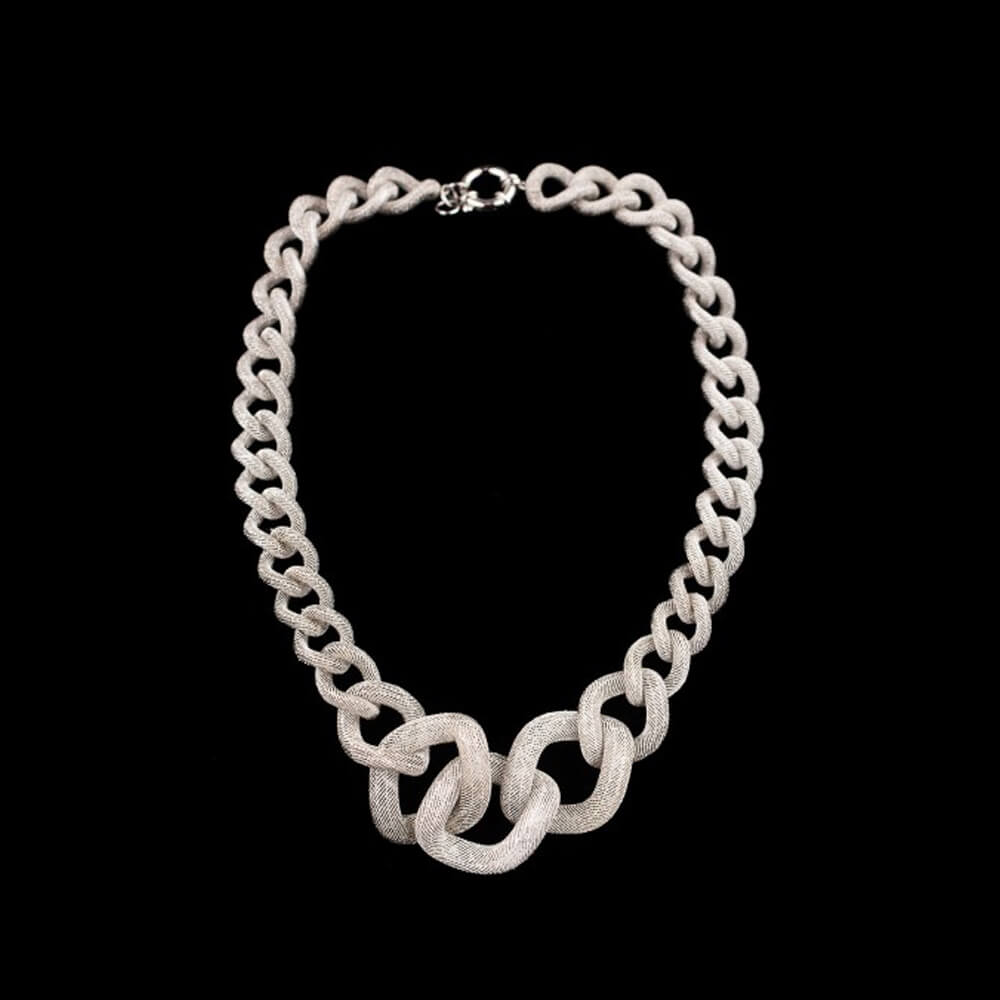 Zilver schakelcollier met subliem transparant patroon