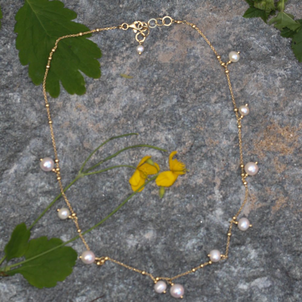 Korte vergulde ketting met afhangende parels