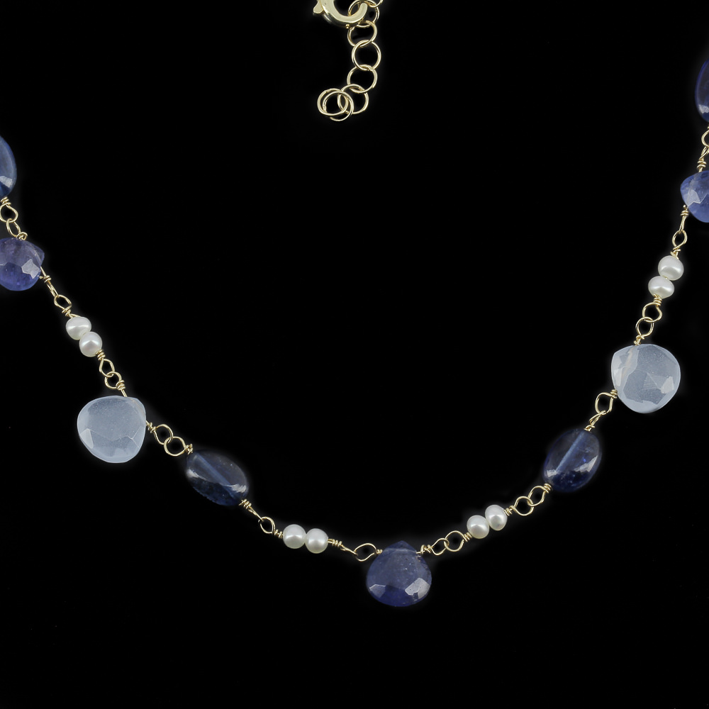Korte gouden ketting van 18kt met kleurstenen en parels