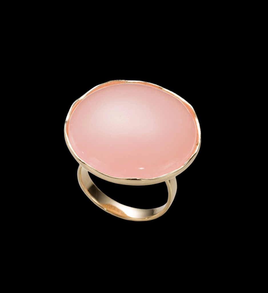 Vergulde ring met een koraalkleurige quartz steen