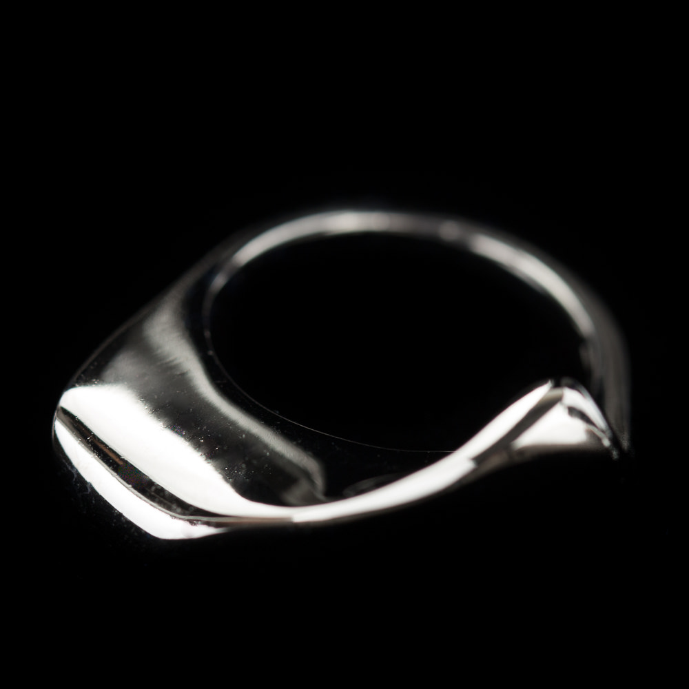 Zilveren ring, gepolijst en onregelmatig van vorm