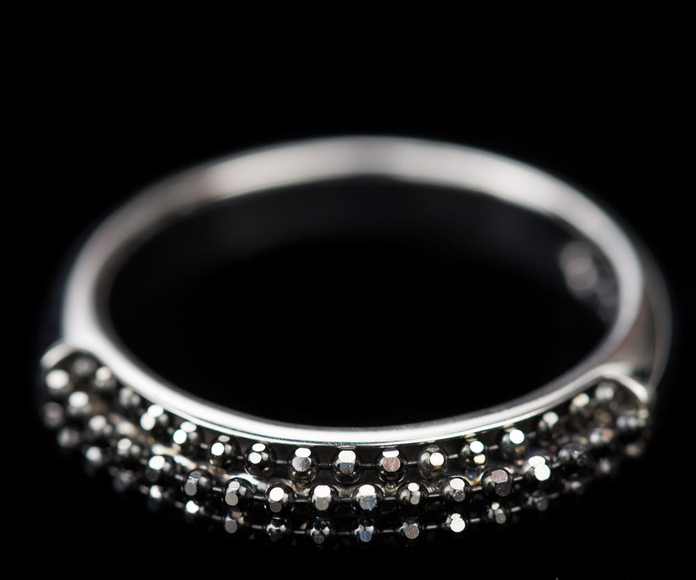 Zilveren ring met zwarte fonkelingen