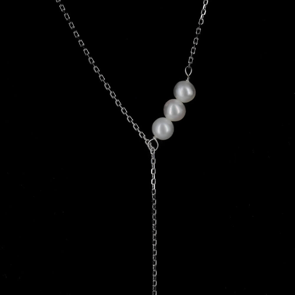 Wit goud doorsteekketting van 18Kt met enkele pareltjes