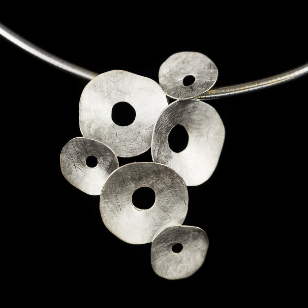 Zilveren gematteerde hanger met cirkeltjes en ketting