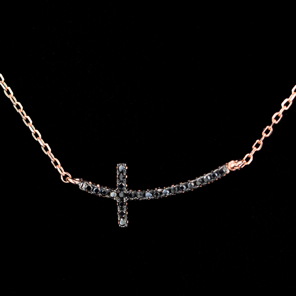 Rosé ketting met een kruisje van zwarte zirkonia steentjes