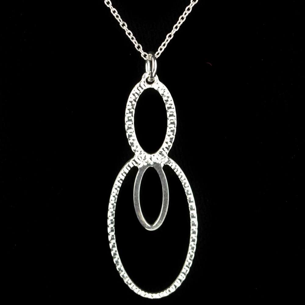 Zilveren ovalen hanger met ketting