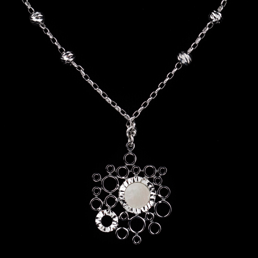 Zilveren ketting met een cirkeltje van parelmoer
