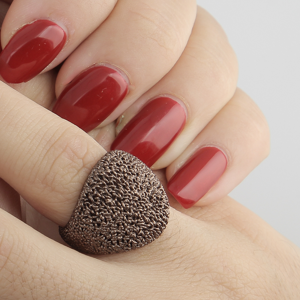 Bolvormige charmante ring van bruin zilver