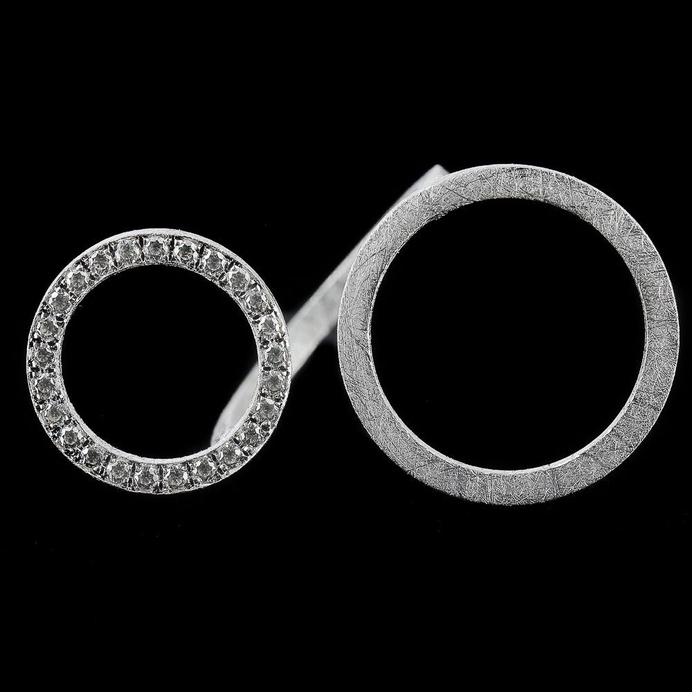 Grote zilveren ring met een kleine en grote cirkel