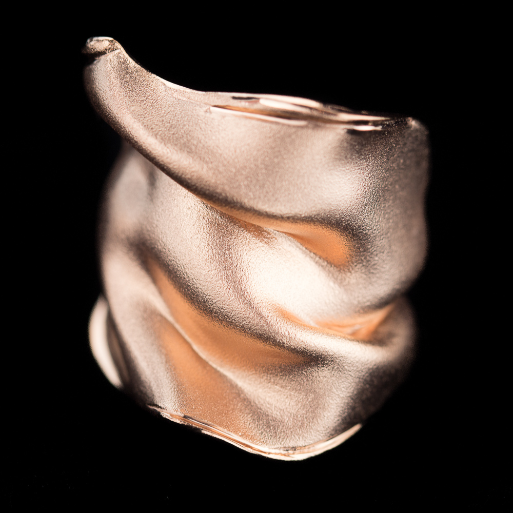 Matte en licht plooiende rosé ring met gepolijst randje