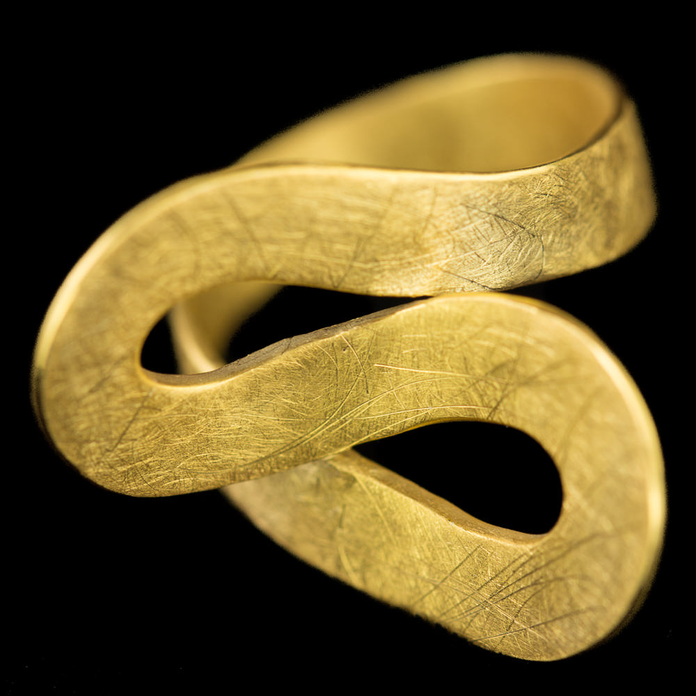 Vergulde openbewerkte ring met fraaie ronde welvingen