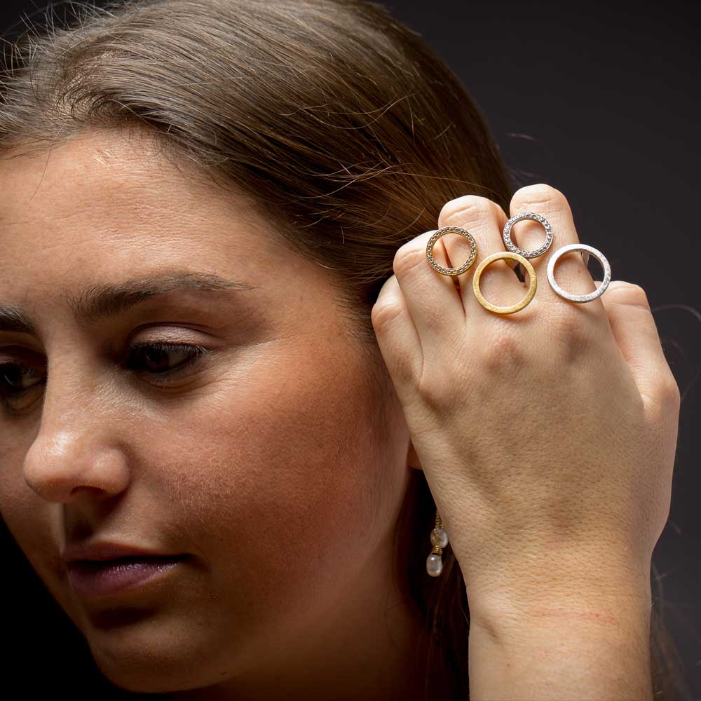 Grote vergulde ring met een kleine en grote cirkel