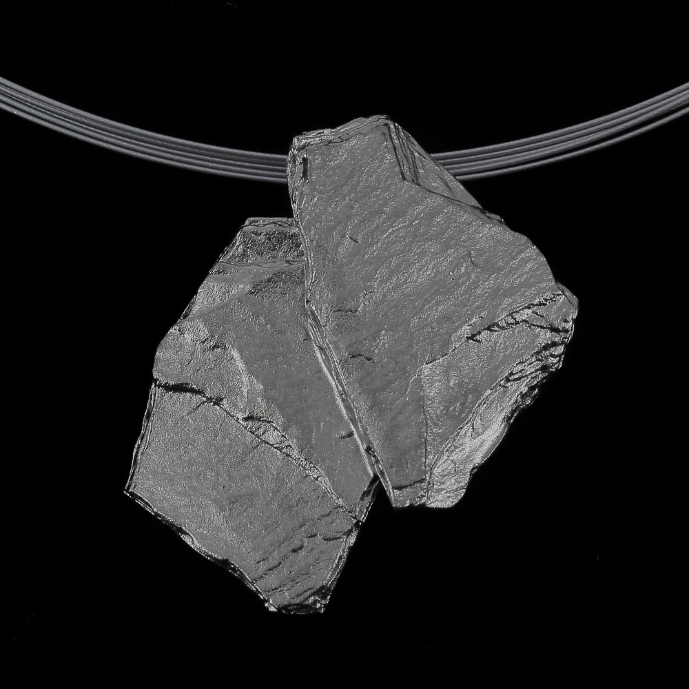 Steenvormige hanger van donkergrijs zilver 'met ketting'
