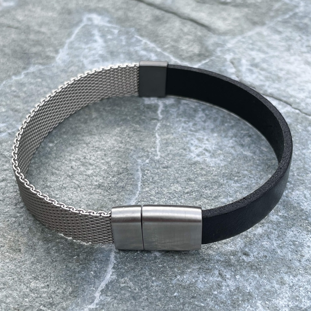 Zwart leren armband met zilver gevlochten edelstalen draad