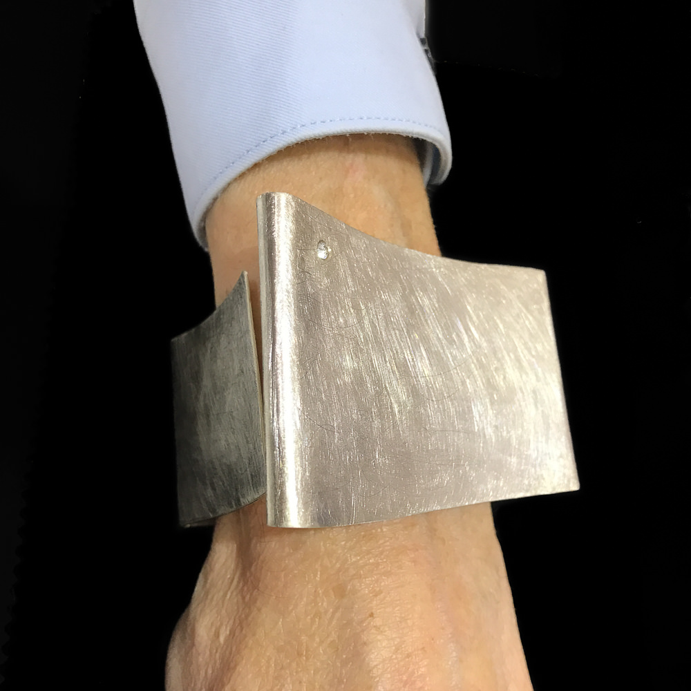 Zilver en gematteerde vierkante slavenarmband