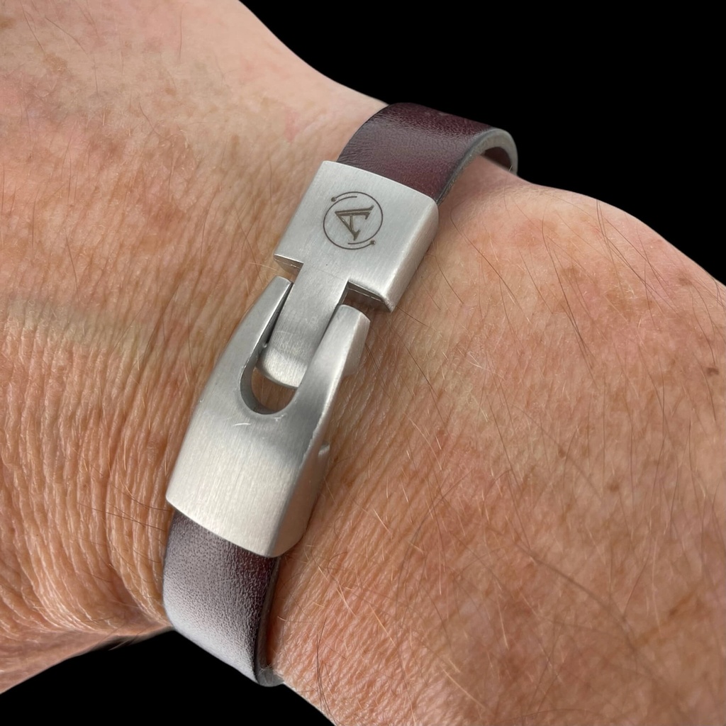 Bruin leren armband met grijskleurige edelstalen schakels