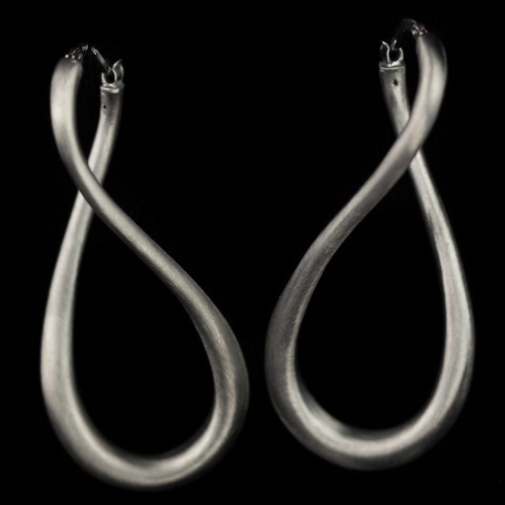 Donkergrijze en matte infinity creolen, zilver Sanjoya