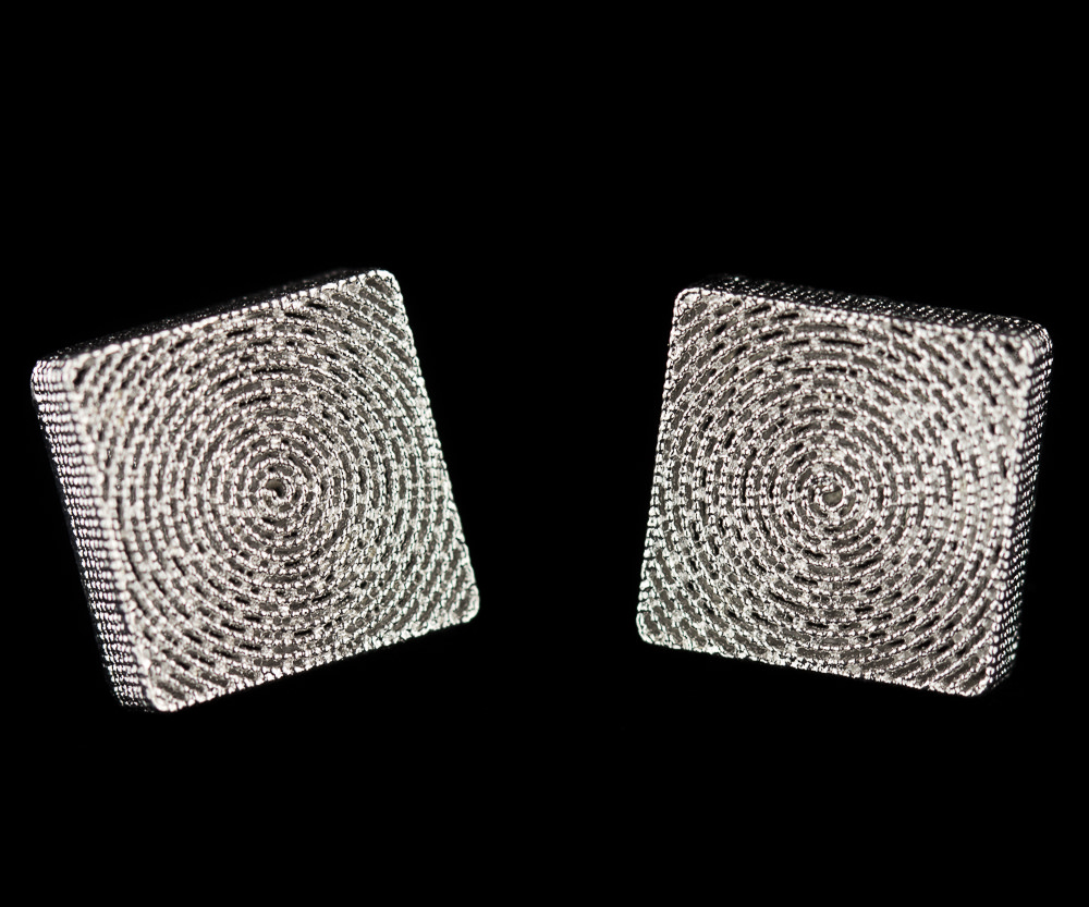 Vierkantvormige oorbellen, zilver en bewerkt