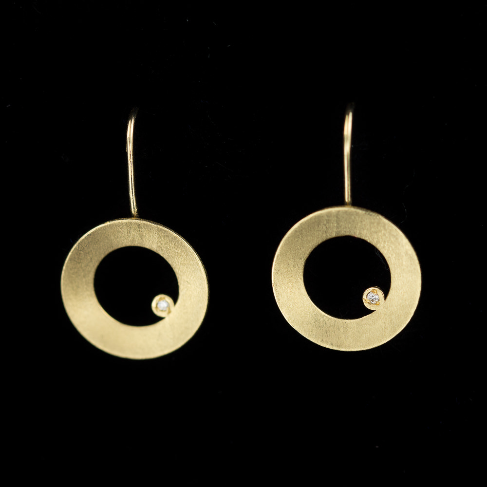 Gouden oorbellen open cirkel met diamantje, 18Kt