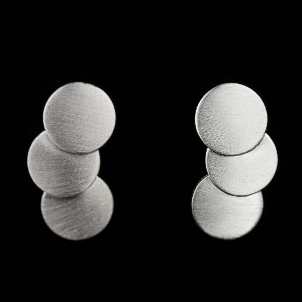 Zilveren oorbellen van matte cirkeltjes