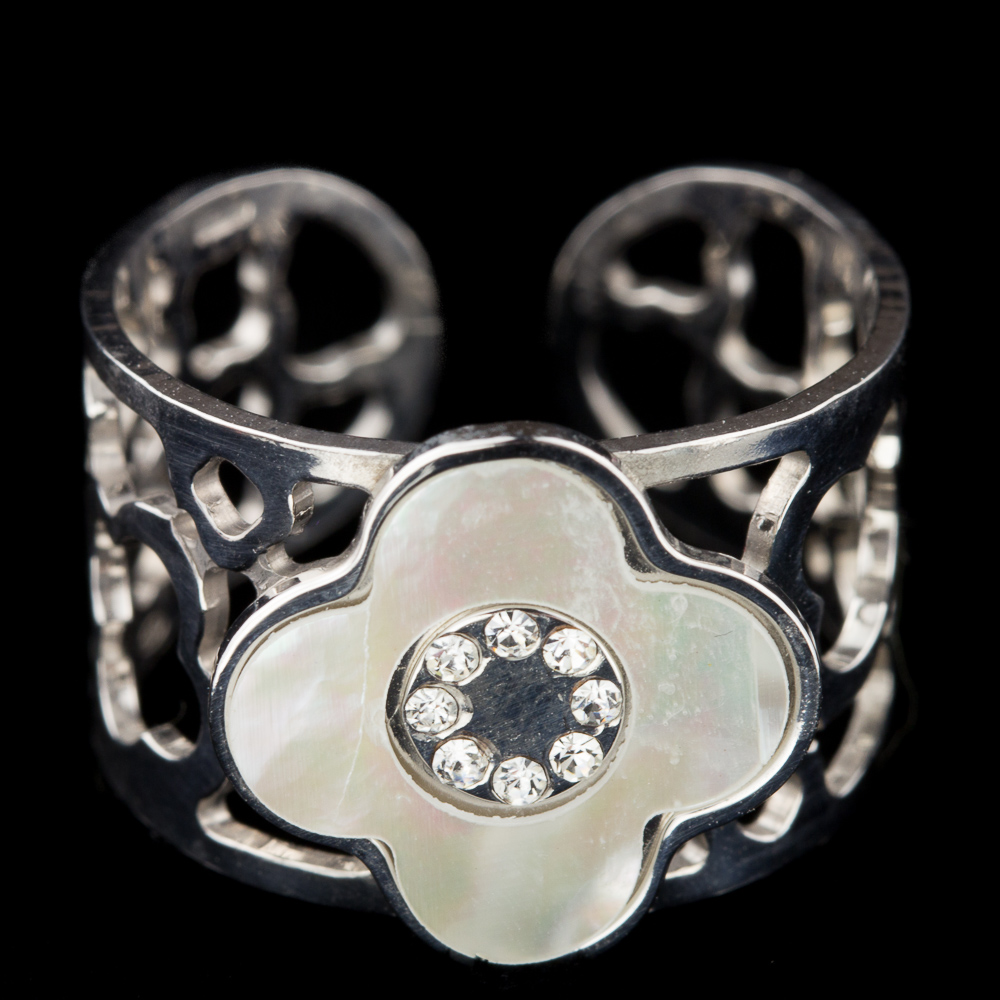 Zilveren bloemvormige ring, parelmoer en zirkonia