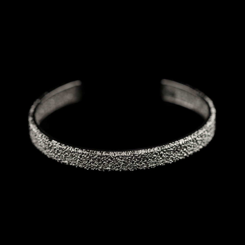 Open slavenarmband van grijs zilver