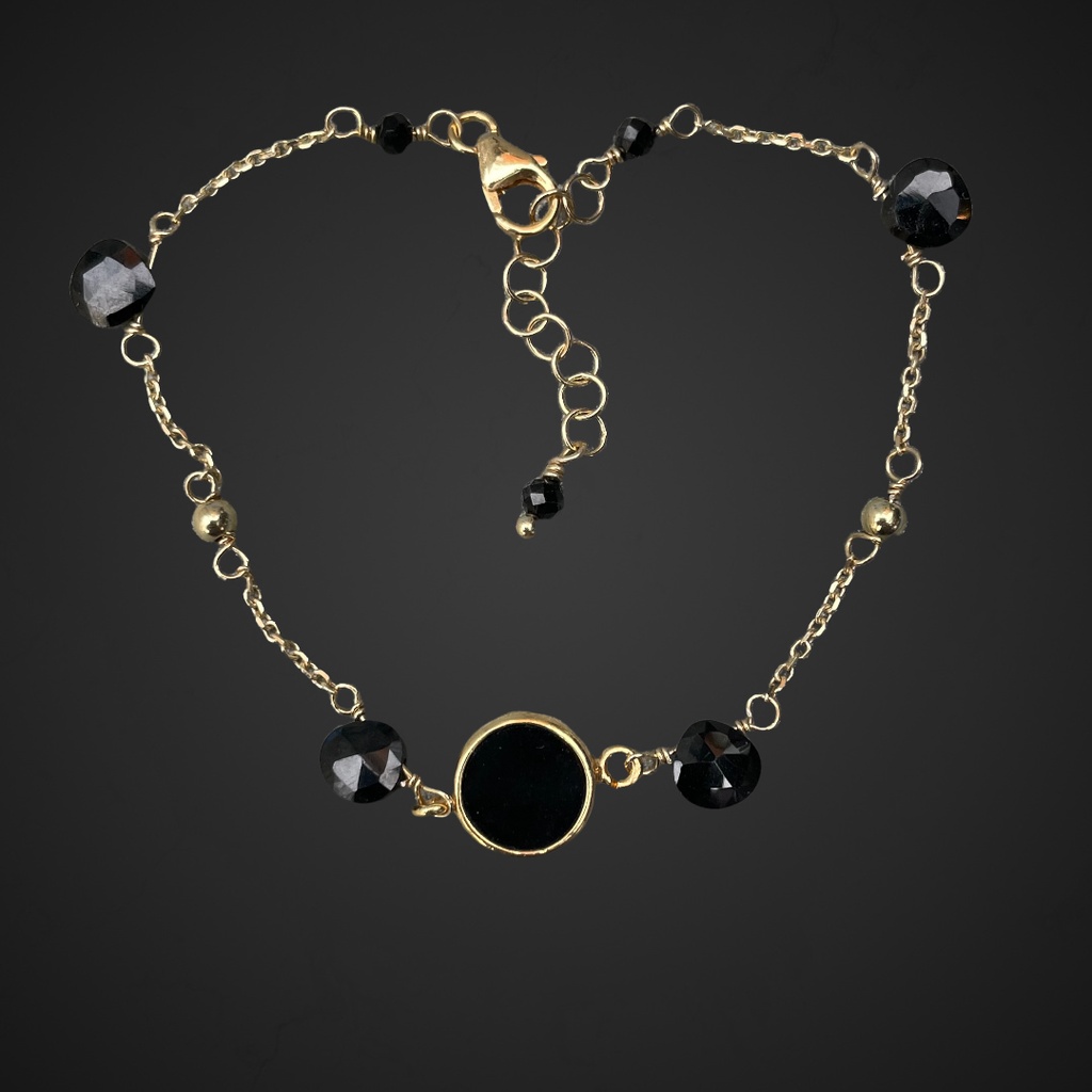 Vergulde armband met onyx steentjes