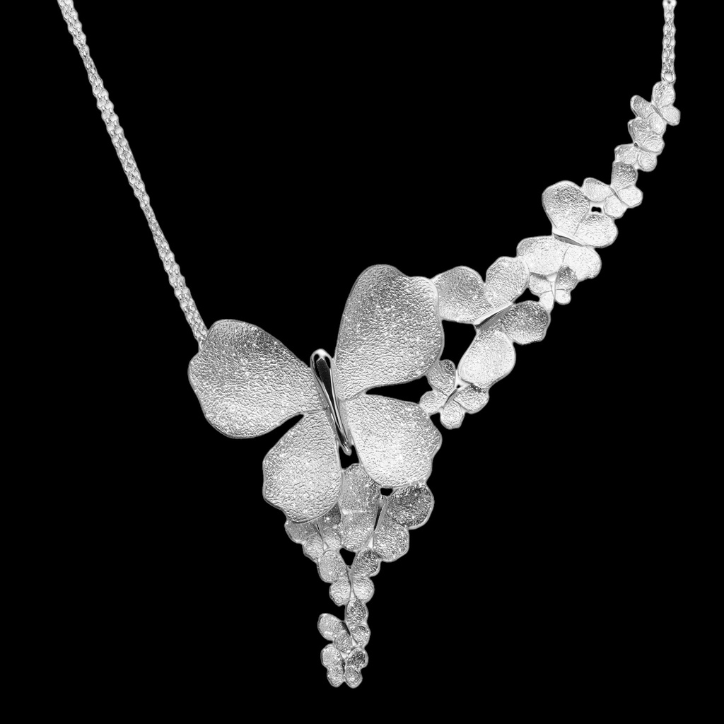 Zilveren collier met enkele vlinders
