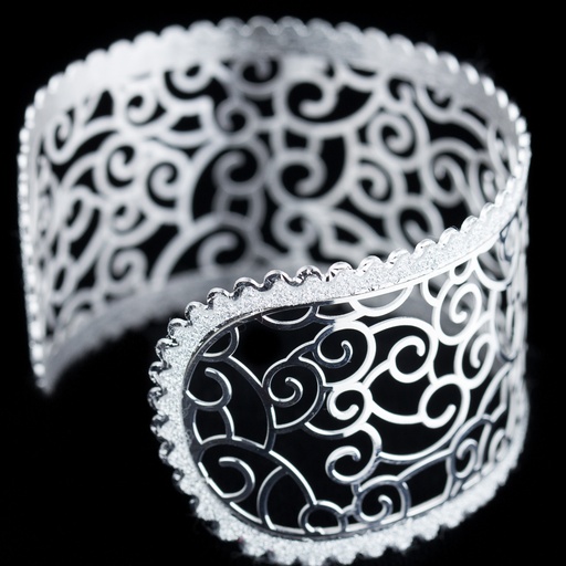 [AKA0215001] Zilveren slavenarmband, bewerkt en glinsterend