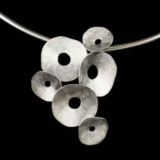 [ORI1016011] Zilveren gematteerde hanger met cirkeltjes en ketting