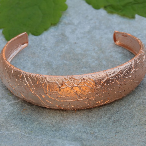 Bewerkte, smalle en gediamanteerde rosé slavenarmband