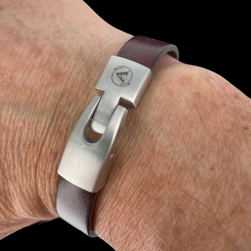 Bruin leren armband met grijskleurige edelstalen schakels