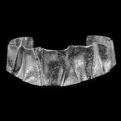 [PRE1118017B] Geplooide slavenarmband van donkergrijs zilver