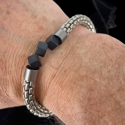 Grijze armband met zwarte natuursteen