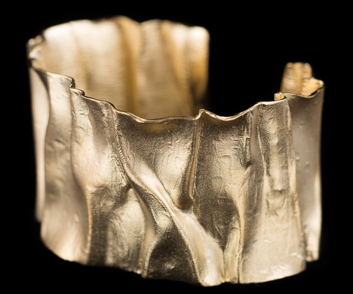 [PRE1118039] Matte plooiende en brede slavenarmband van verguld zilver