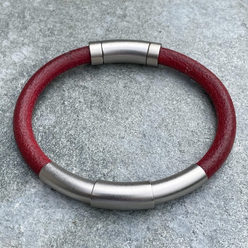 Rood leren armband met zilverkleurige band van edelstaal