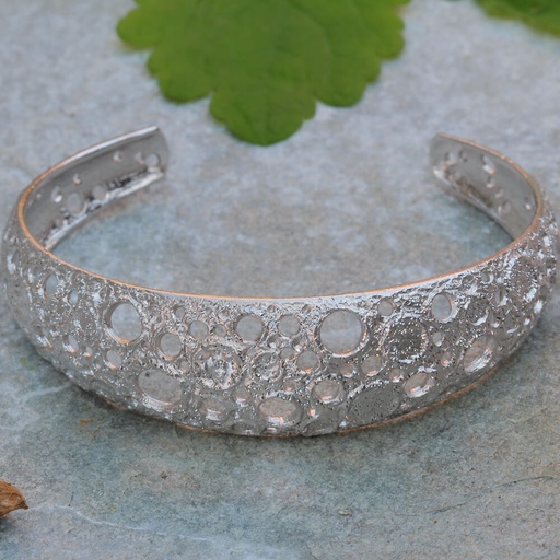 [L082006] Smalle en zilveren armband met bewerkte schitteringen